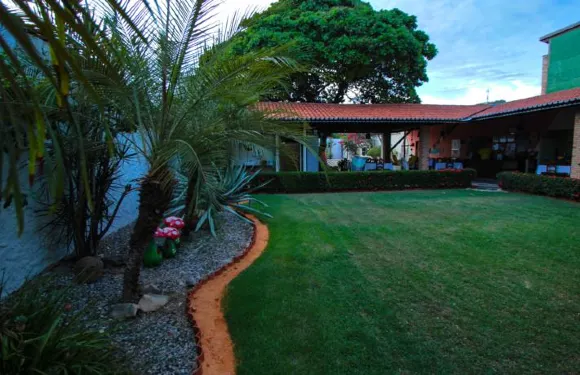 太陽與月亮旅館酒店