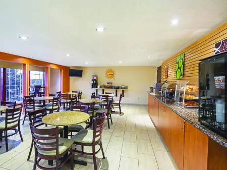 La Quinta Inn & Suites by Wyndham Woodburn