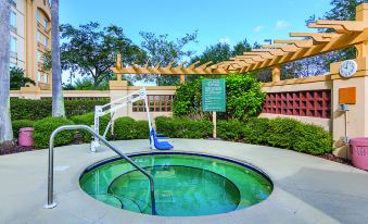 La Quinta Inn & Suites by Wyndham Orlando Airport North