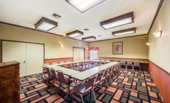 Econo Lodge Inn & Suites