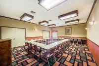 Econo Lodge Inn & Suites