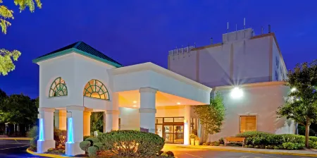 Holiday Inn Express Stony Brook-Long Island Отели рядом с достопримечательностью «Поквотт Бич Фронт»