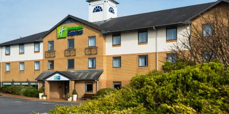 Holiday Inn Express Swansea - East Отели рядом с достопримечательностью «Waterfront Viewpoint»
