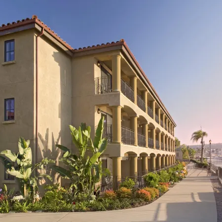 Best Western Plus Island Palms Hotel & Marina Отели рядом с достопримечательностью «Харбор-Айленд»