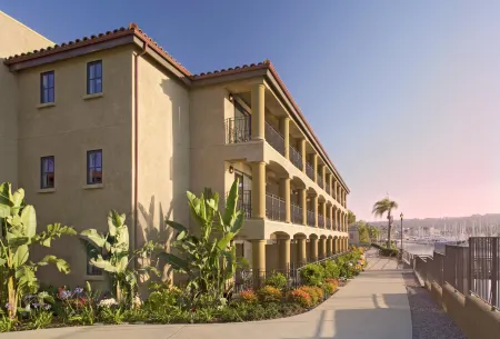 Best Western Plus Island Palms Hotel & Marina Отели рядом с достопримечательностью «Пойнт Лома»