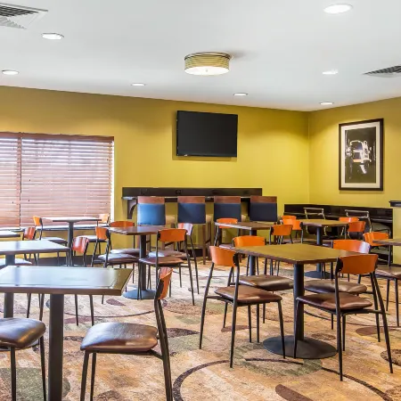 Comfort Inn & Suites Kansas City - Northeast Отели рядом с достопримечательностью «Worlds Of Fun Oceans of Fun»