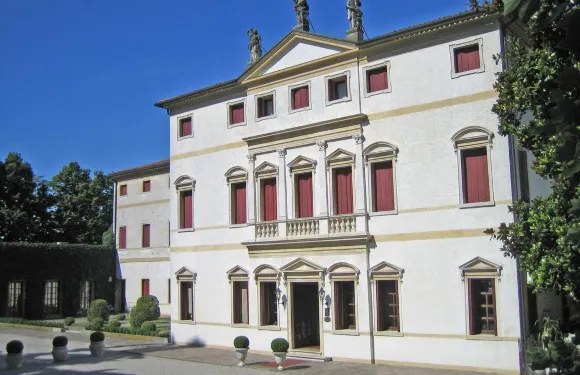 索蘭左柯尼斯塔比勒酒店別墅