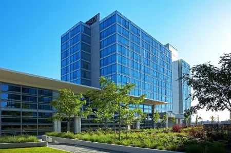 The Westin Wall Centre, Vancouver Airport Отели рядом с достопримечательностью «Дэвид Томпсон Секондари Скул»
