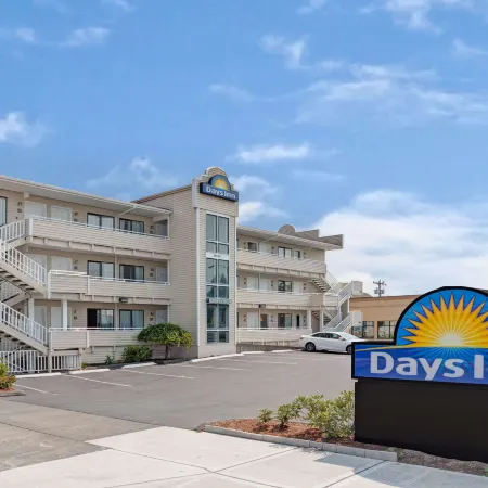 Days Inn by Wyndham Seattle North of Downtown Отели рядом с достопримечательностью «Торговый центр Northgate»