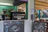 Backpackers in Paradise 18-35 Hostel Hotels in Benowa