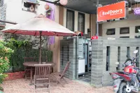 RedDoorz Plus Near Isola Upi