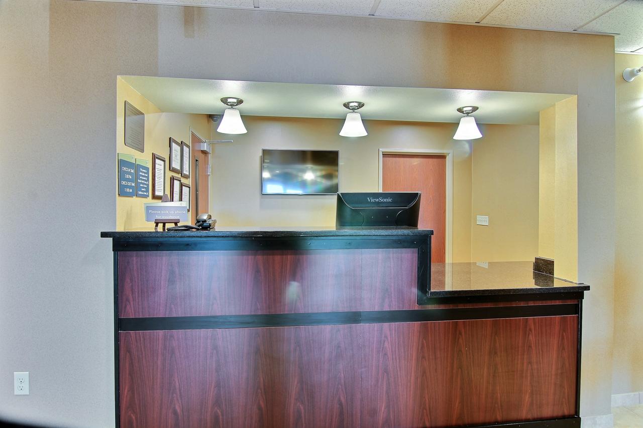 Cobblestone Hotel & Suites - McCook