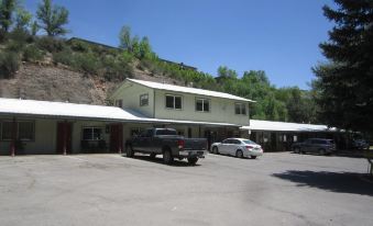 Wapiti Lodge