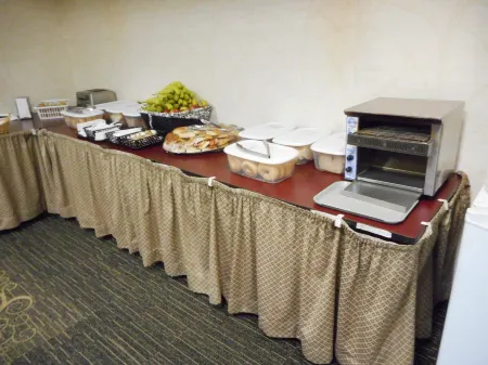 Repotel Aéroport Québec Отели рядом с достопримечательностью «Парк Аншанте»