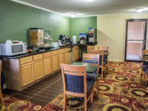 普利茅斯 64 號高速公路羅德威套房酒店 華盛頓縣酒店
