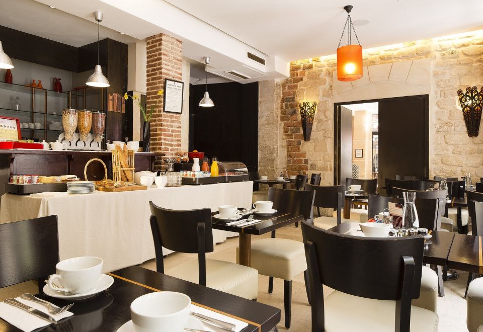 파리 라틴 쿼터의 활기찬 거리 풍경