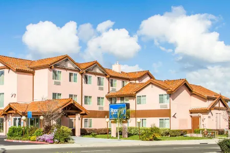 Rodeway Inn & Suites Hayward - Oakland South Отели рядом с достопримечательностью «Хэйворд Джапанес Гарденс»