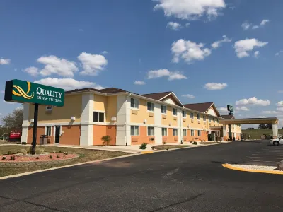 Quality Inn & Suites Springfield Southwest Near I-72 Hotels near Christopher & Banks