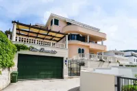 Villa Lavandula with Heated Swimming Pool Hotels in Grohote