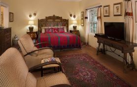 Casa Blanca Inn and Suites