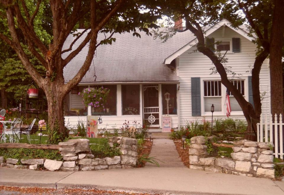 Maple Leaf Cottage Inn - Housity