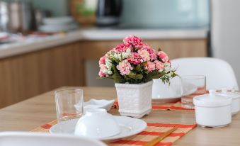 Quiet Hoang Quoc Viet Hotel & Apartment