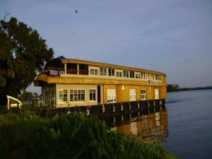 India Vacationz Houseboat