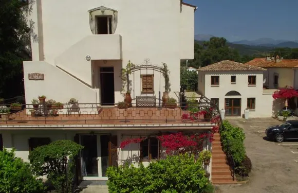 薩里索倫札拉酒店