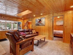 Sunset Falls Cabin - Two Bedroom Cabin with Hot Tub