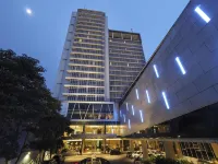 Grand Mercure Solo Baru - parking