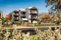 Bellevue on the Lakes Hotels near The Griffiths Sea Shell Museum and Marine Display