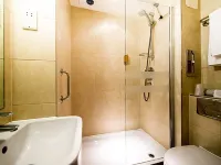 Pendulum Hotel Hotels near Manchester Museum