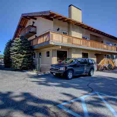 The Mammoth Creek Inn Hotel Exterior