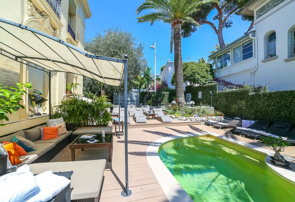 Little Palace Hotel Over view