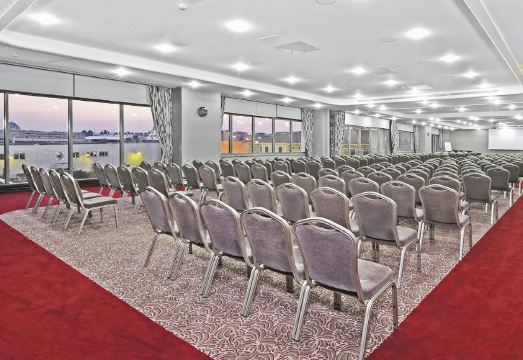 크라운 플라자 부르사 컨벤션 센터 & 더말 스파 수영장