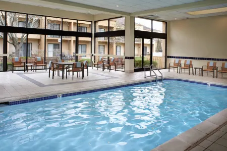 Courtyard Cincinnati Blue Ash Отели рядом с достопримечательностью «Serene Suites Premier Memory Care»