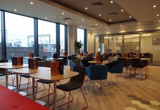 3. 홀리데이 인 익..