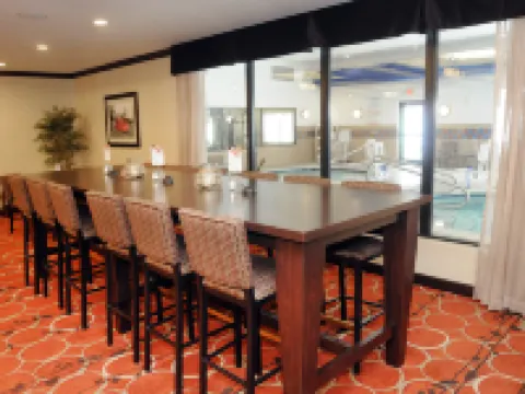 ฮอลิเดย์ อินน์ เอ็กซ์เพรส แอนด์ สวีทส์ แคมบริดจ์ บาย ไอเอชจี โรงแรมในCambridge