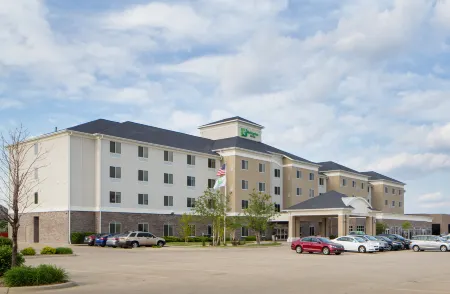 Holiday Inn & Suites Bloomington-Airport Отели в г. Блумингтон