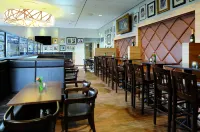 H4 Hotel Berlin Alexanderplatz - Quầy bar