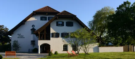 Hotel Gasthof Moosleitner Отели рядом с достопримечательностью «Lokwelt Freilassing»