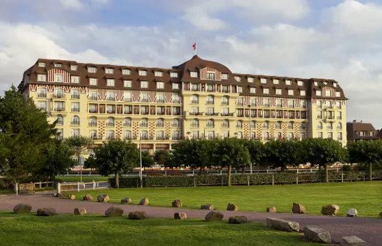 多維爾皇家巴里亞酒店