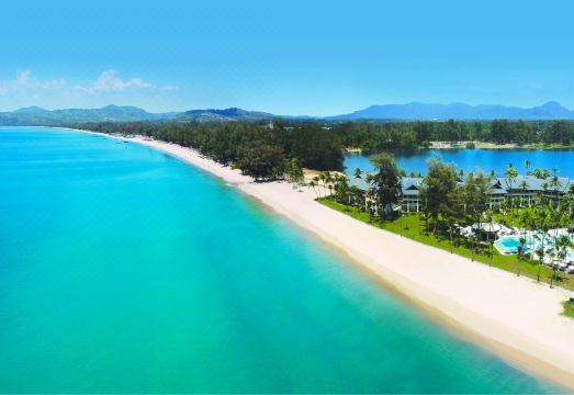 사이 라구나 푸켓의 고급스러운 로비 모습