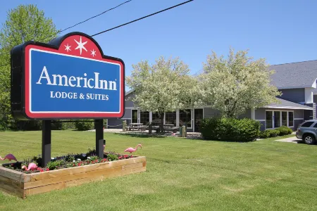 AmericInn by Wyndham Douglas/Saugatuck Отели в г. Дуглас