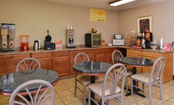 Econo Lodge Inn & Suites