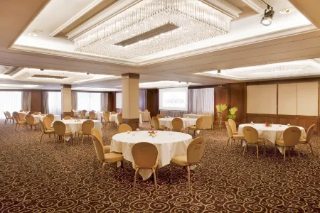 Mövenpick Hotel Geneva Отели рядом с достопримечательностью «Maison des Compagnies»