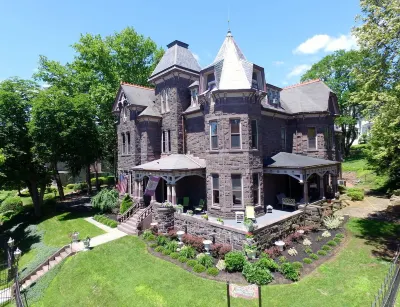 Reynolds Mansion B&B فنادق في Boggs Township