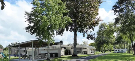 Harbourside Holiday Park Отели рядом с достопримечательностью «The Lost Spring»