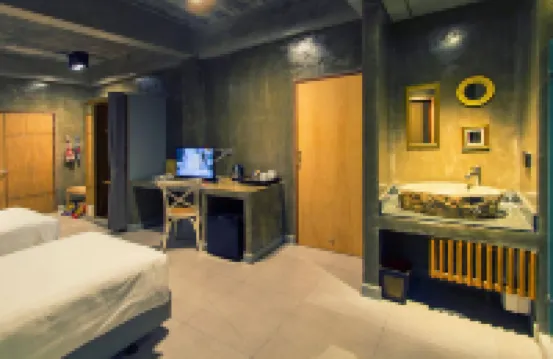 Kroque Boutique & Bistro