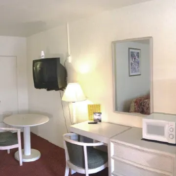 Hawaii Motel Отели рядом с достопримечательностью «Выставочный и конгресс-центр Ocean Center»